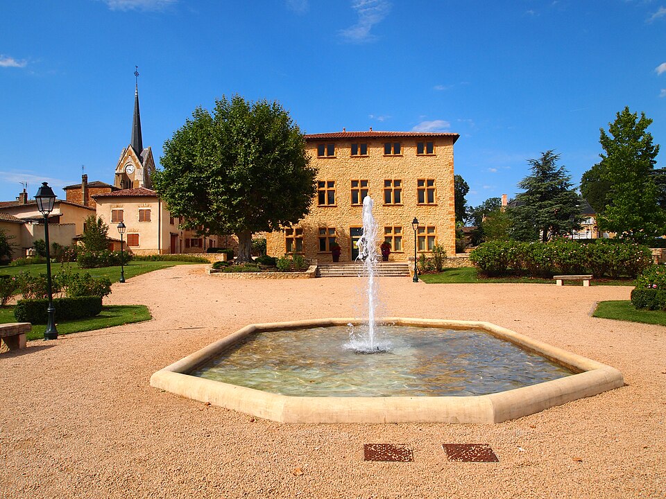 Mairie d'Arnas vue depuis le square