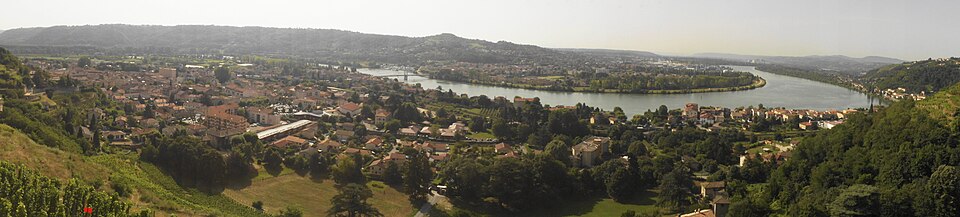 Vue panoramique de Condrieu et des Roches de Condrieu