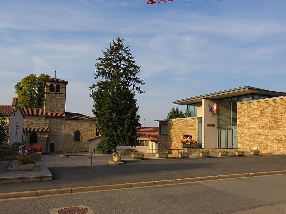 Marcilly — d'Azergues — Place des Marcilly en France avec église et mairie (sept 2018)