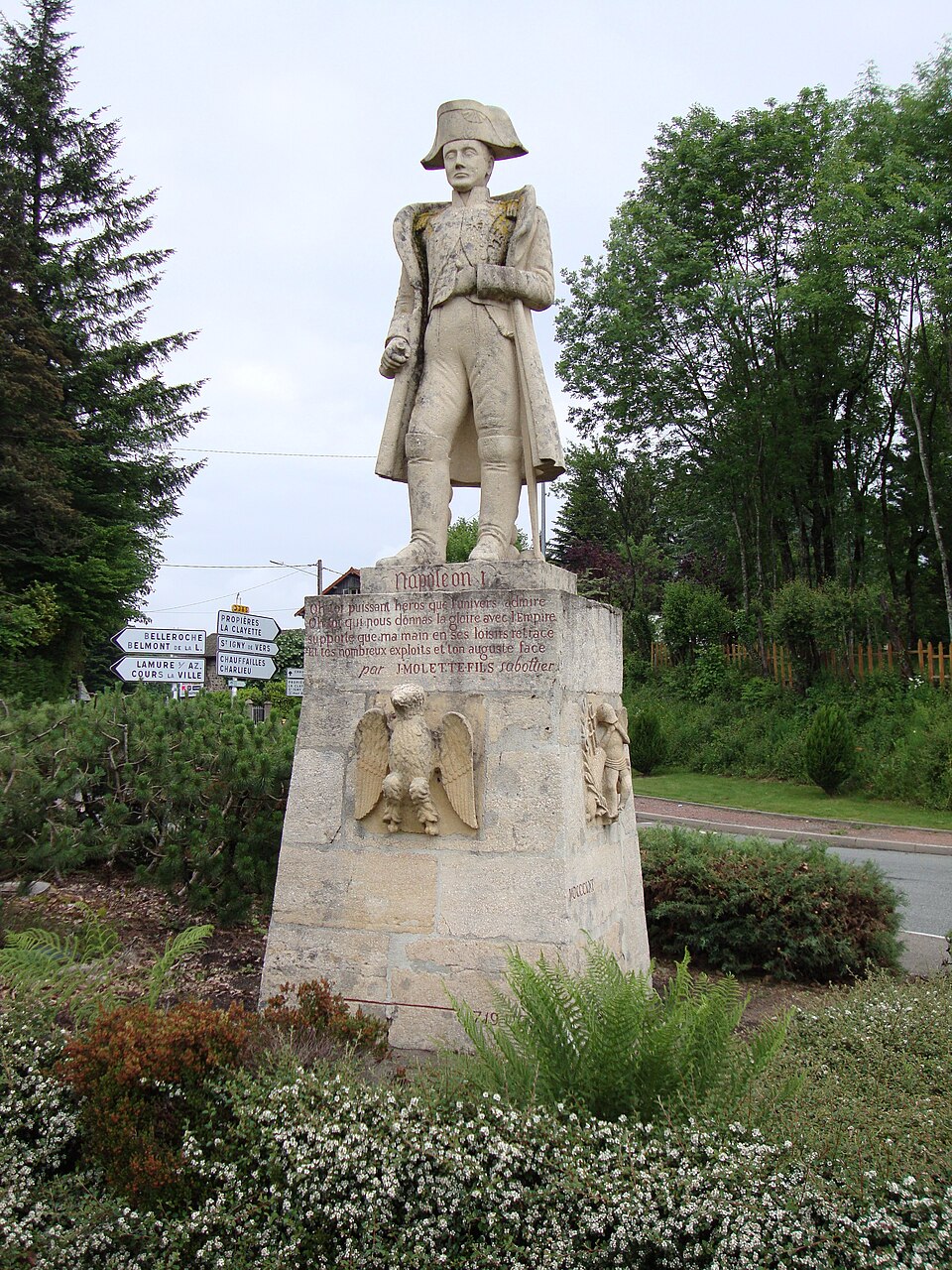 Poule — les — Écharmaux (Rhône, Fr) statue Napoléon I sur le Col des Écharmeaux