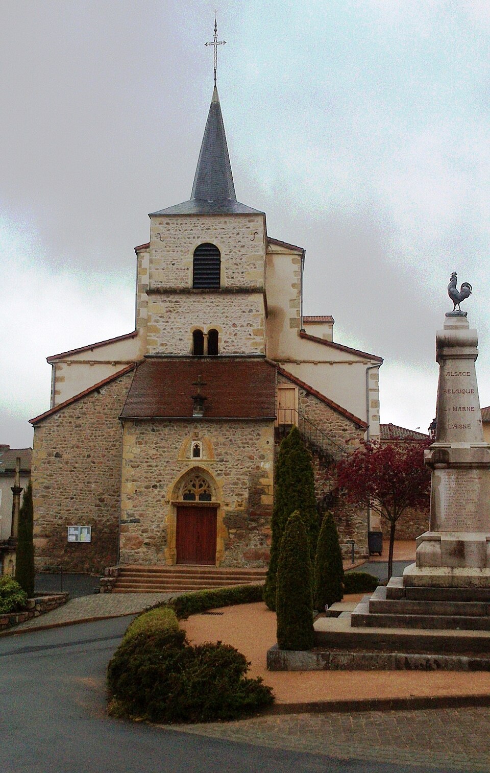 Saint — Igny — de — Vers, église Saint — Jean — Baptiste et monument aux morts