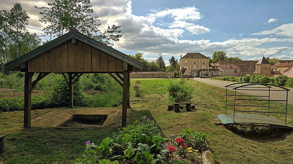 Boursières, l'ancien lavoir devant le village