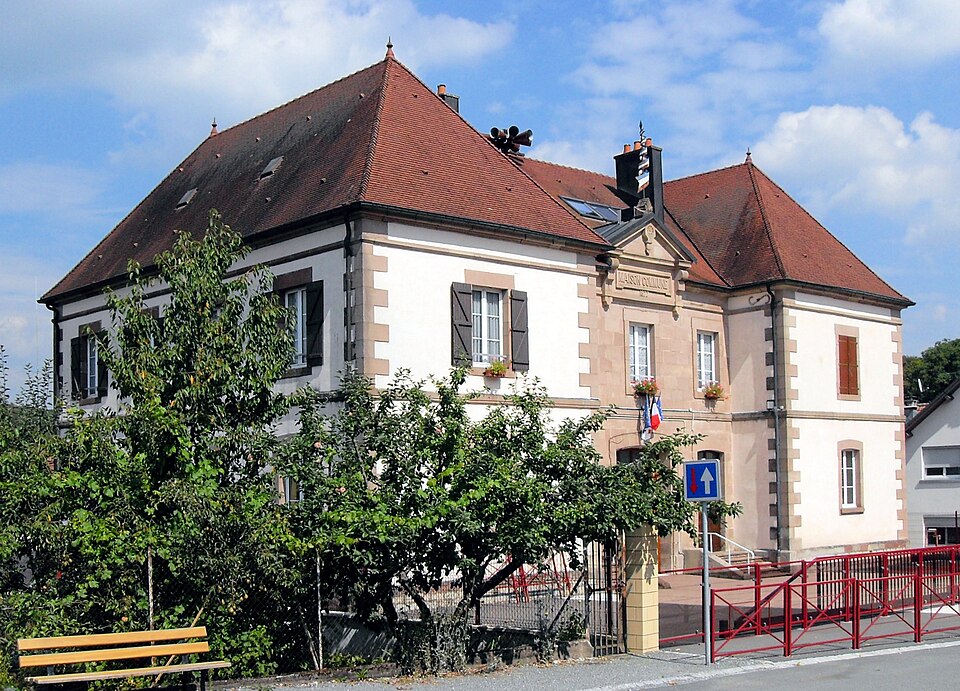 Champey, Maison commune