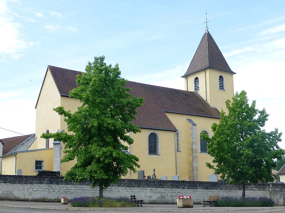Eglise et place de Chantes