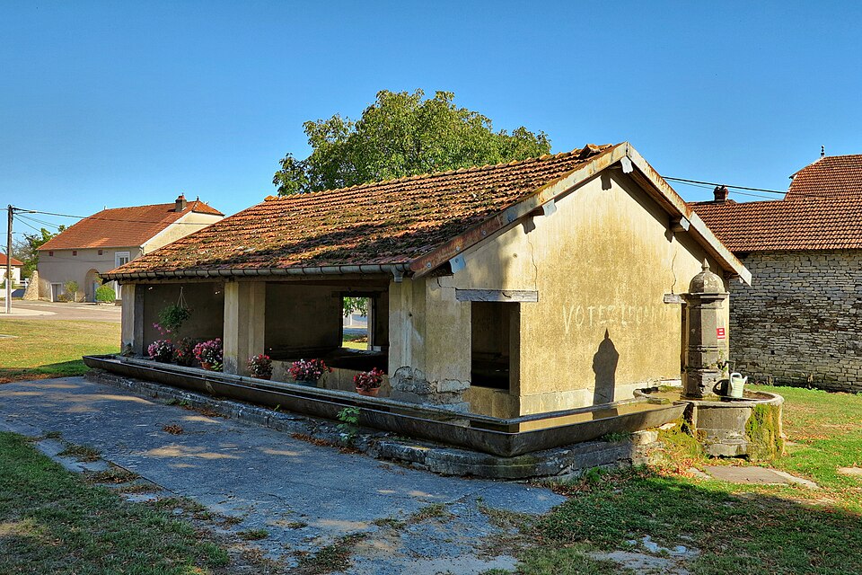 La Chapelle — Saint — Quillain, la fontaine — lavoir — abreuvoir