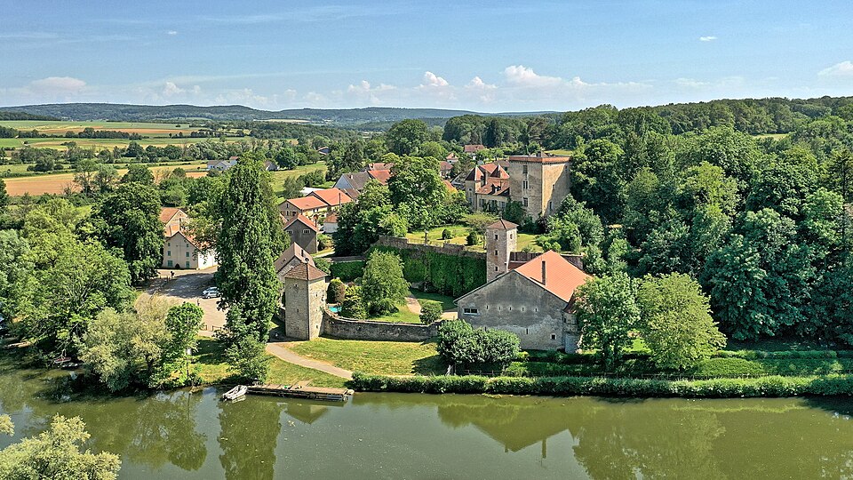 Chemilly, le château au bord de la Saône