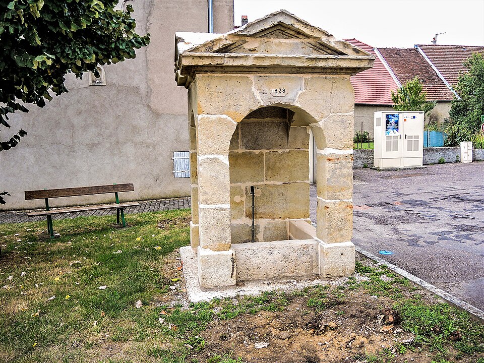 Petite fontaine, datée de 1828, sur la place de Cintrey