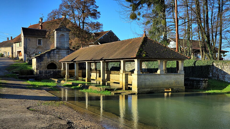 Cugney, la fontaine — lavoir