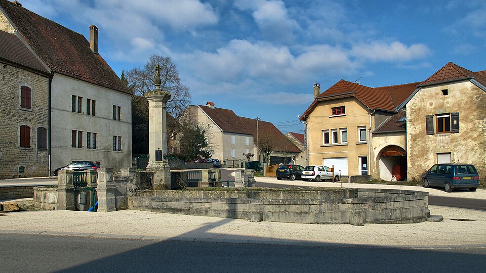 Esprels, la fontaine place des tilleuls