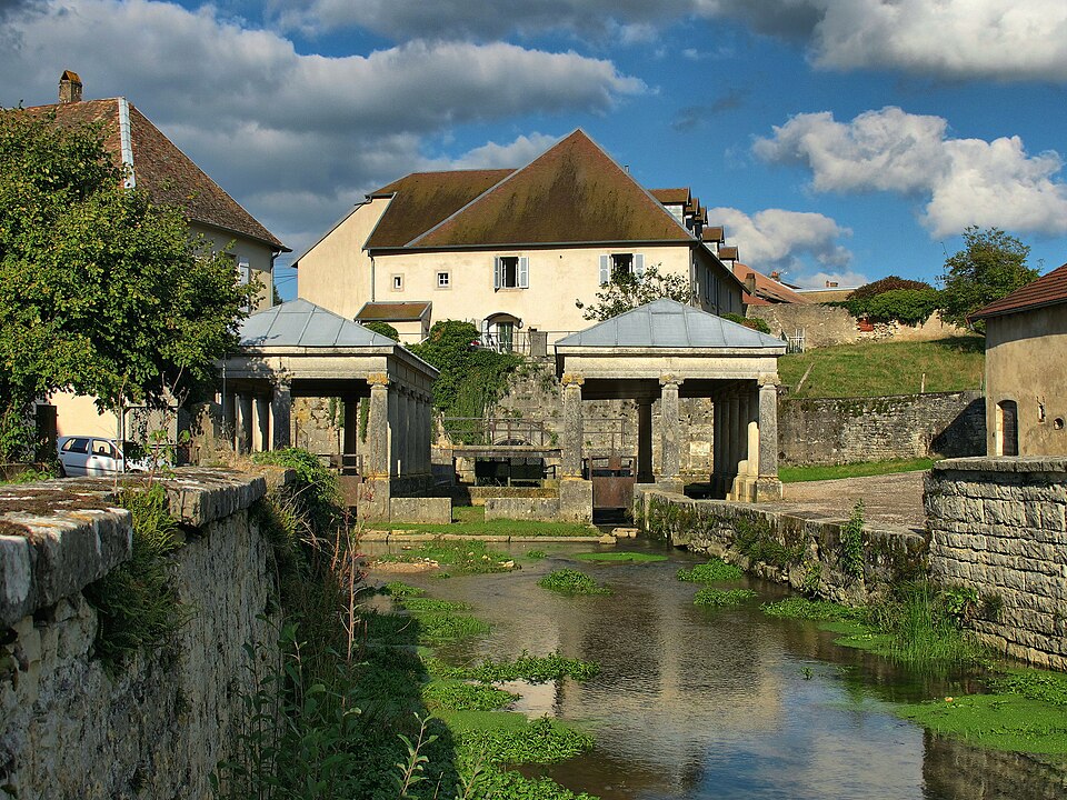 Etuz, la fontaine et les lavoirs