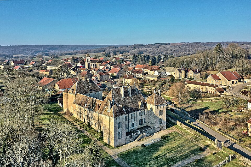 Filain, le château devant le village