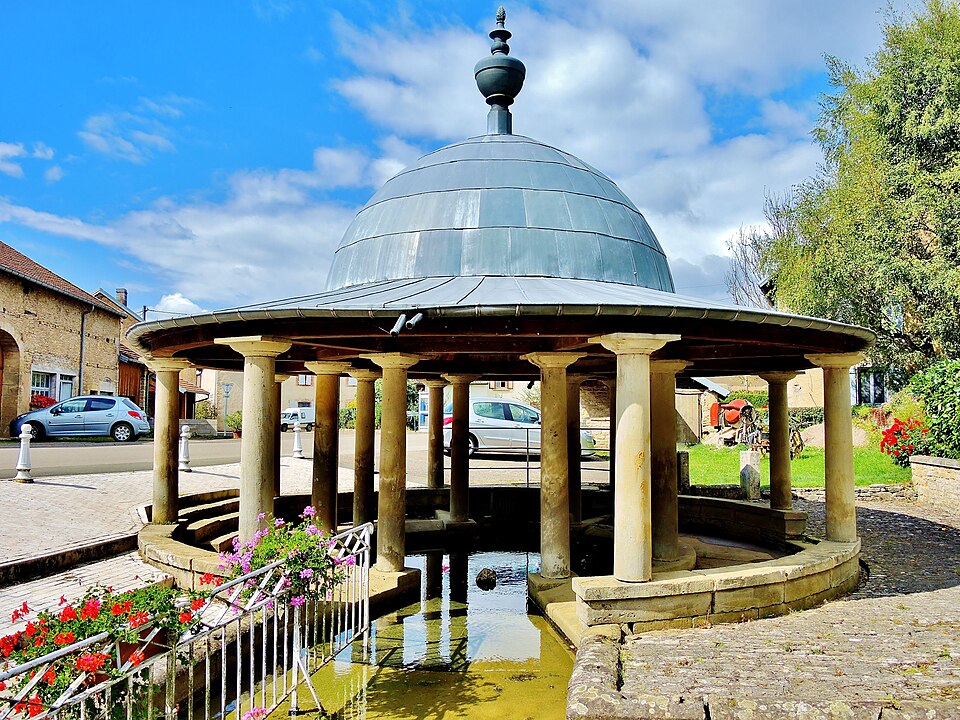 Fontenois — lès — Montbozon. Fontaine — lavoir couverte. (3). 2014 — 09 — 13.