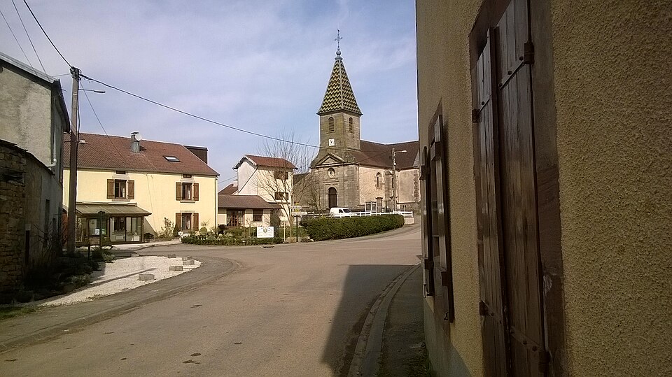 Francalmont, Dorfmitte mit Kirche