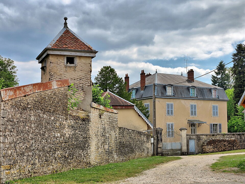 Maussans, château et son pigeonnier