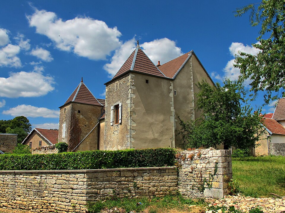 Montagney, ancien presbytère avec tours — pigeonniers