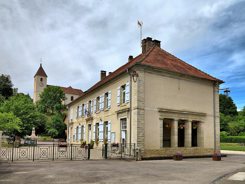 Montarlot — lès — Rioz, la mairie — lavoir et l'église