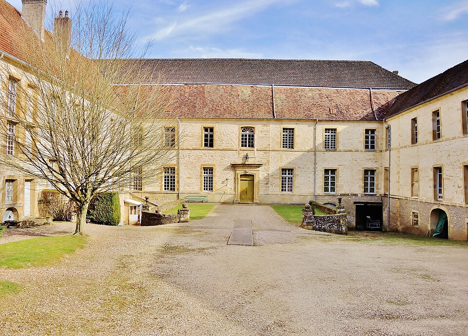 La Roche — Morey. Cour de l'ancien monastère Saint Servule. (1). 2014 — 03 — 11 (cropped)