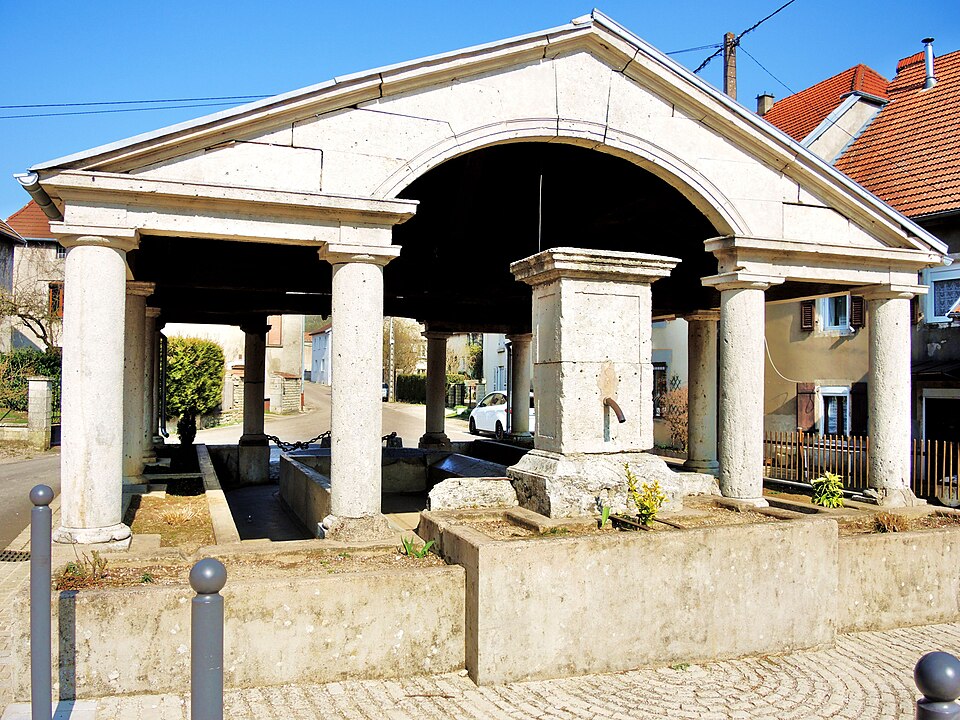 Oiselet. Façade de la fontaine — lavoir.2016 — 03 — 18