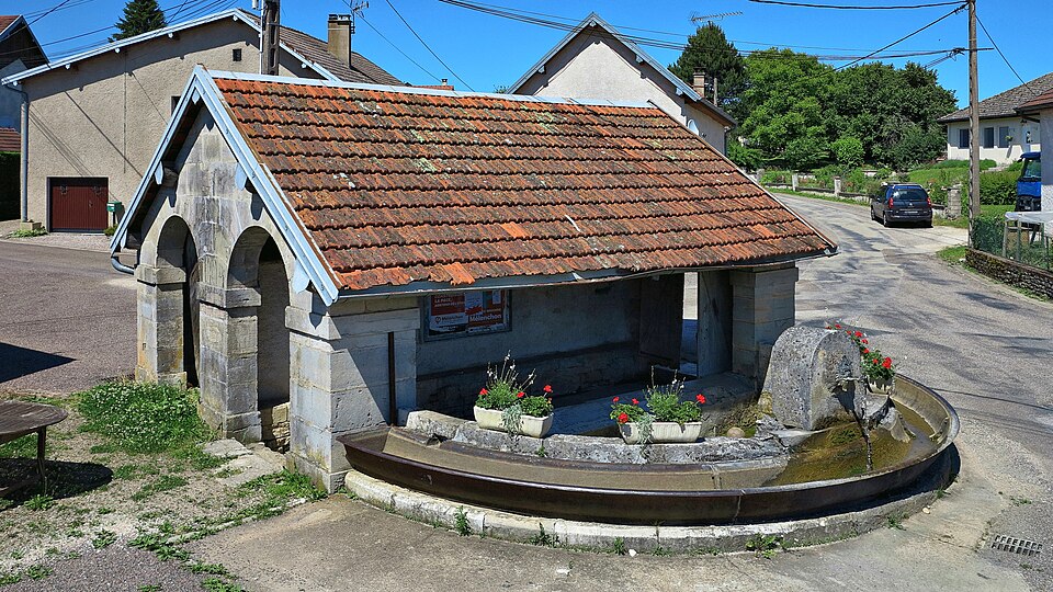 Perrouse, le lavoir — abreuvoir