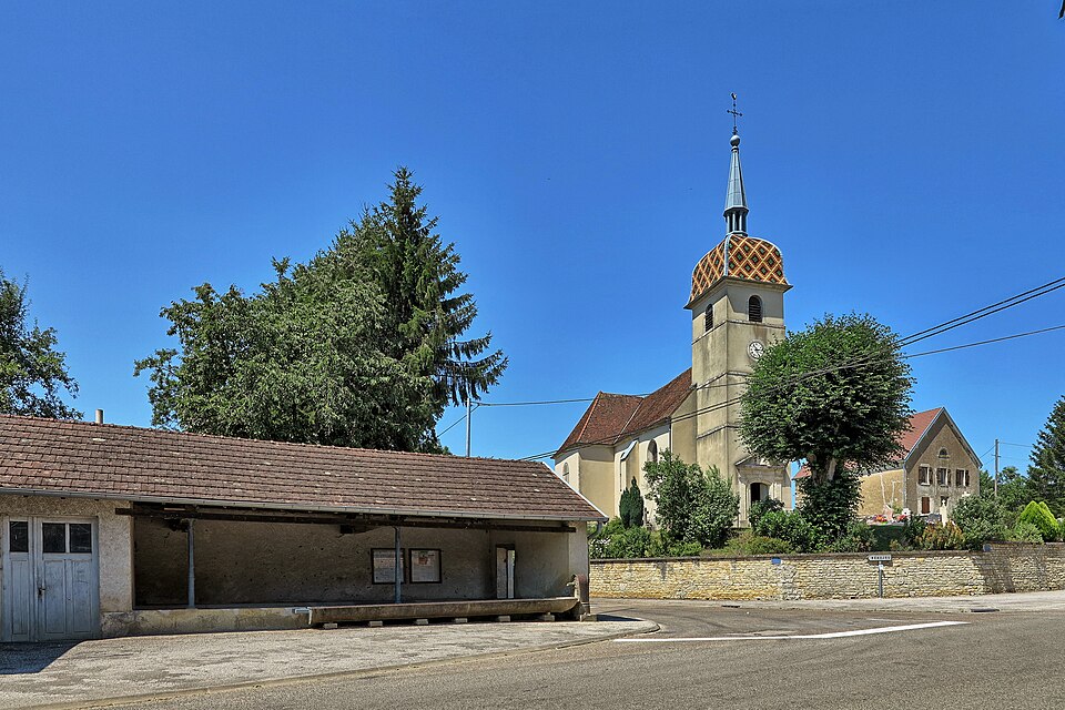 Saint — Broing, le lavoir et l'église