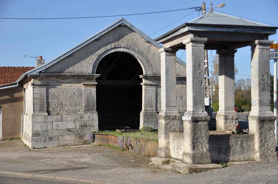 Sauvigney — lès — Pesmes — lavoir et fontaine 02