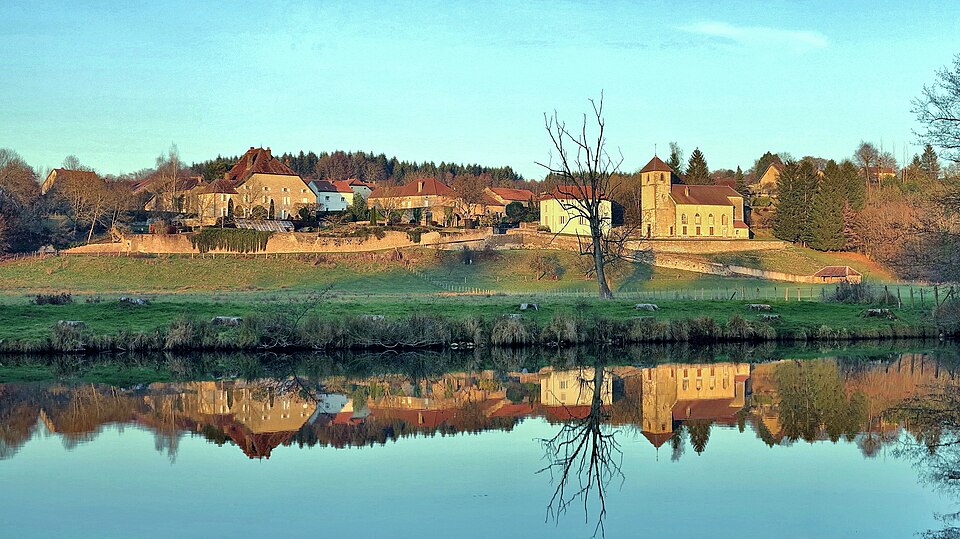 Thiénans, le bourg et son reflet sur l'Ognon