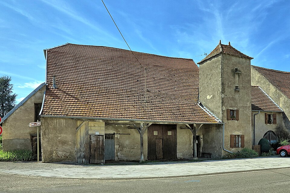 Velet, vieille maison avec tour — pigeonnier