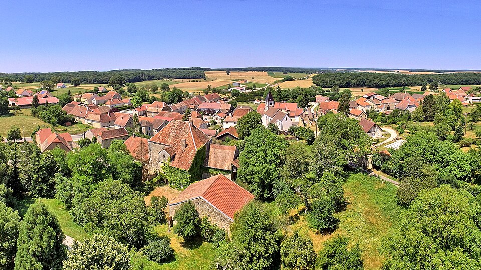 Venère, le château devant le village