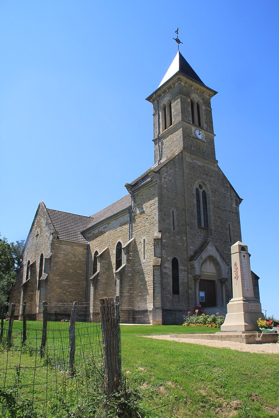 Beauvernois Kirche mit Denkmal