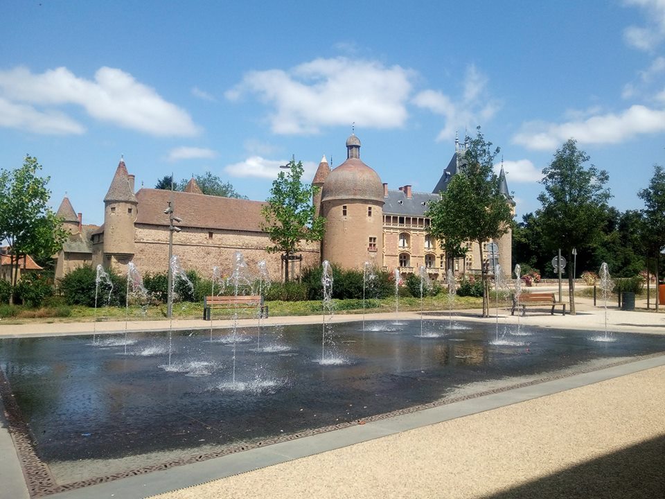 Place des Fossés, La Clayette