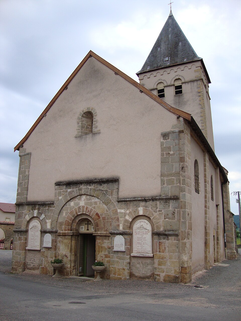 Clermain (Saône — et — Loire) église, monument aux morts