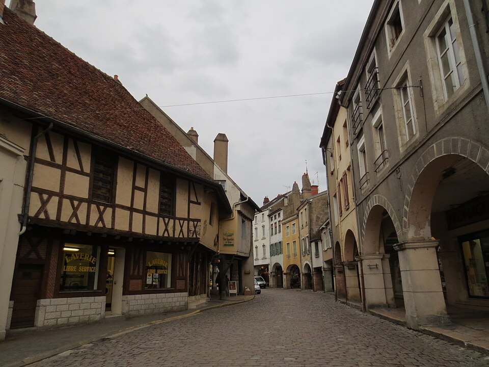 Arcades de Louhans 001