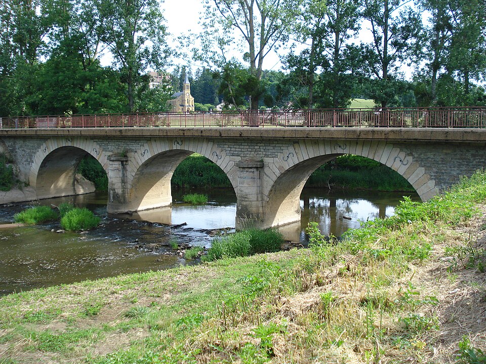 Pont sur l'Arconce et église de Lugny — lès — Charolles