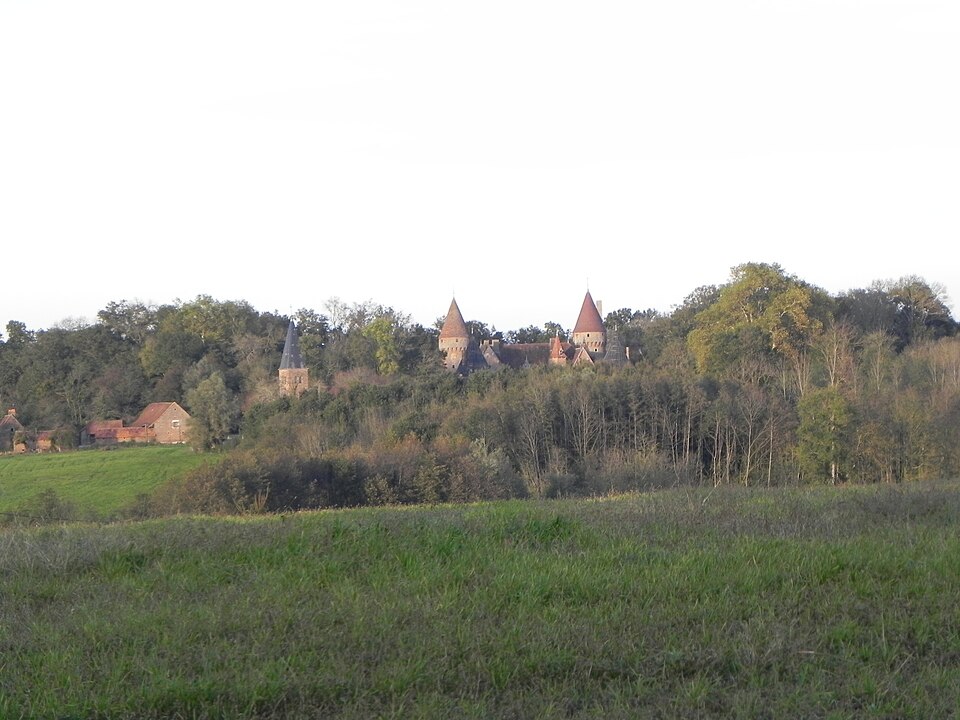 Château de Montcony vue du Bois Cahuet.