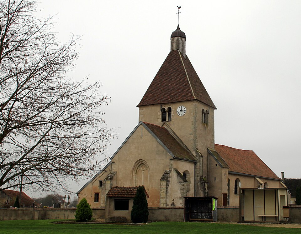 Pourlans Kirche mit Umgebung