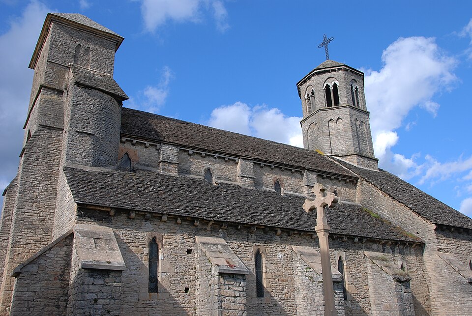 Vue d'ensemble de l'église Saint — Albain de Saint — Albain