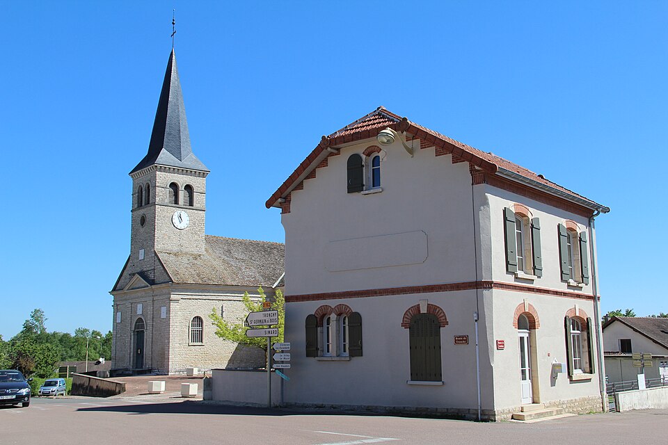 Ancienne poste et église de St Etienne en Bresse