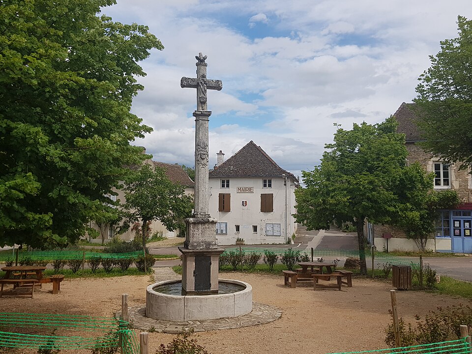 Place et mairie de Saint — Jean — de — Vaux