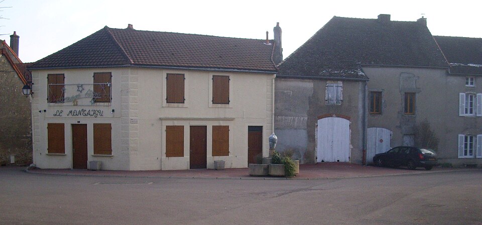 IMG Place à Saint — Martin — sous — Montaigu