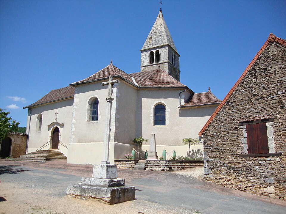 Saules (Saône — et — Loire, Fr) église, calvaire, monument aux morts