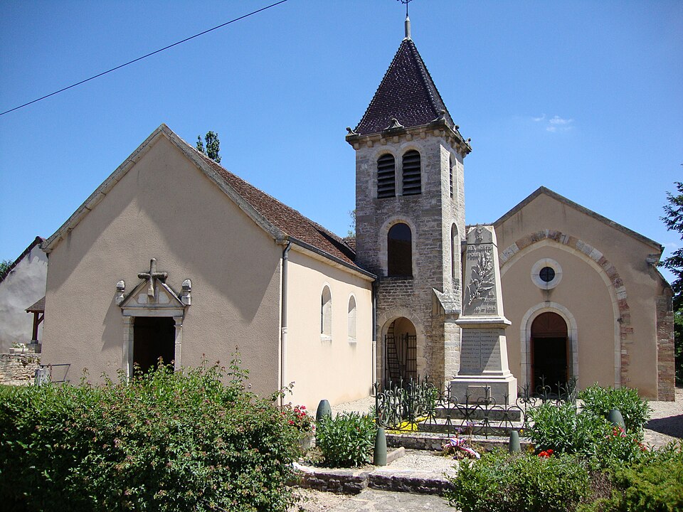 Savigny — sur — Grosne (Saône — et — Loire, Fr) église et monument aux morts