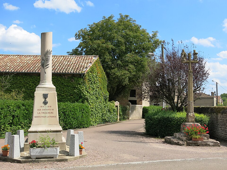 Monuments aux morts et calvaire de la Truchère