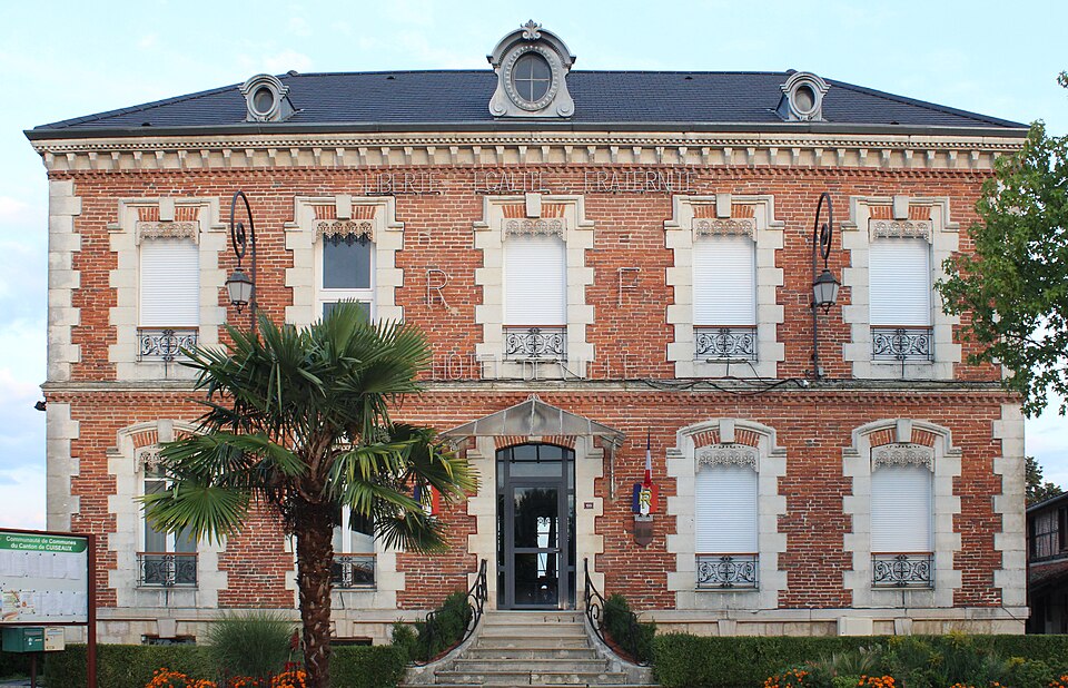 Mairie Varennes St Sauveur 2