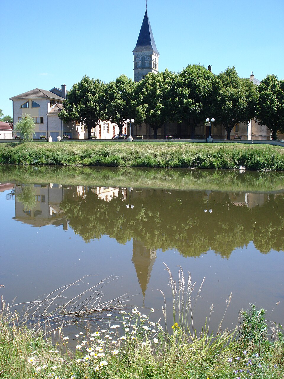 Vendenesse — sur — Arroux, l'Arroux et l'église