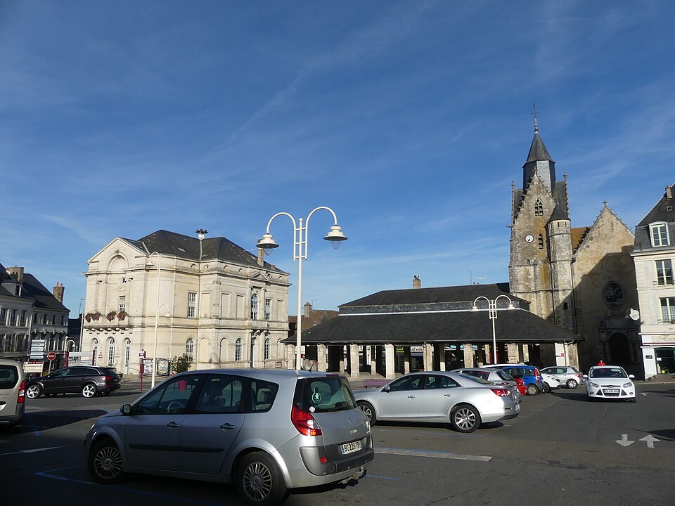 Mamers — halle aux toiles, halle aux grains, église Saint Nicolas