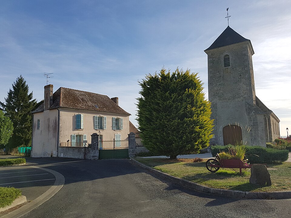 Église Saint — Calais de Saint — Calez — en — Saosnois et presbytère
