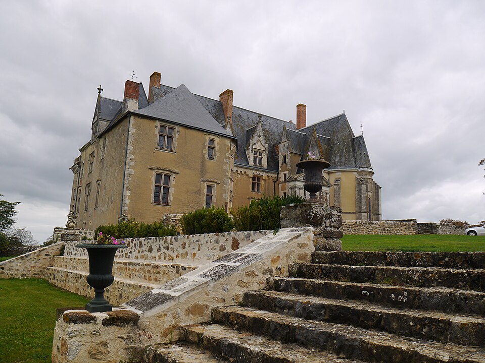 72 Viré en champagne chateau 01