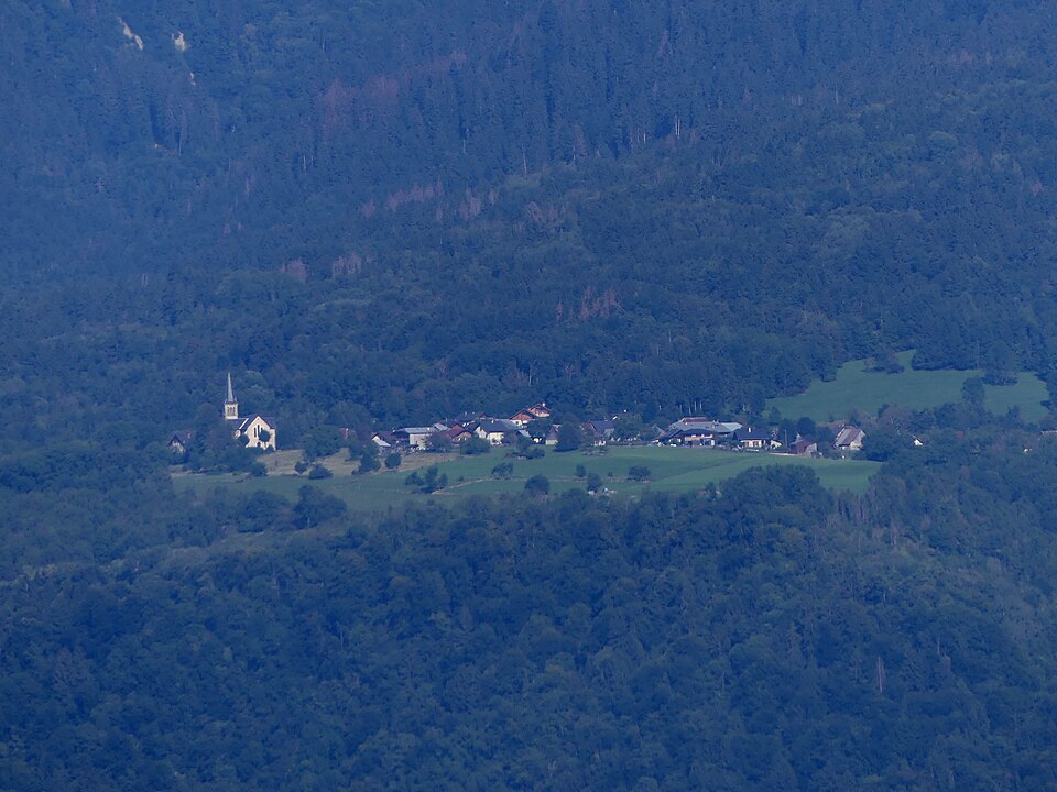 Village de Bonvillard vu de Miolans en soirée (été 2021)