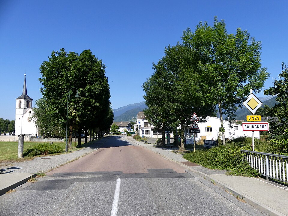 Entrée à Bourgneuf en Savoie en soirée (été 2019)