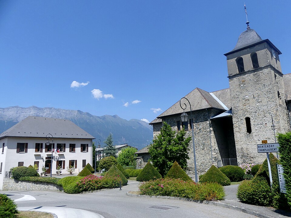 Mairie et église de Chamoux — sur — Gelon (juillet 2019)